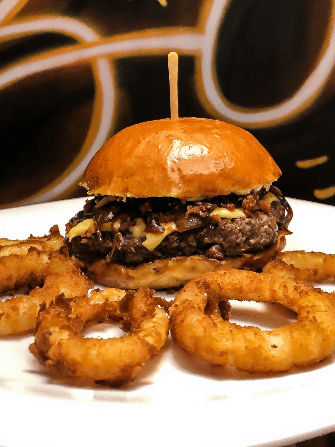 Hambúrguer com onion rings
