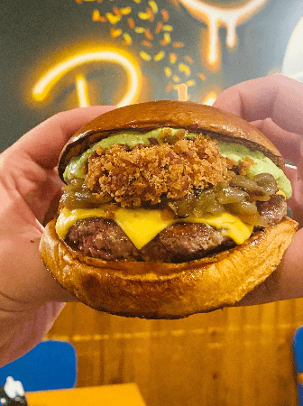 Hambúrguer com cheddar e cebola caramelizada
